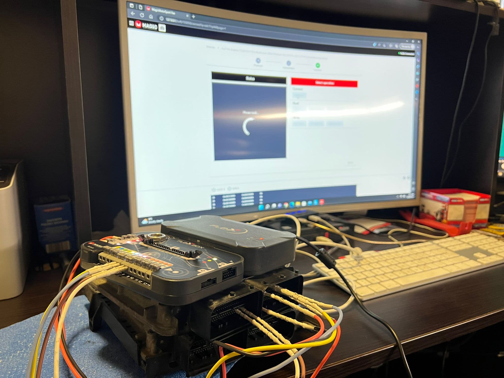 Calculator de motor demontat, conectat pe bancă la programatorul MagicMotorSport FLEX și la modulul REDbox