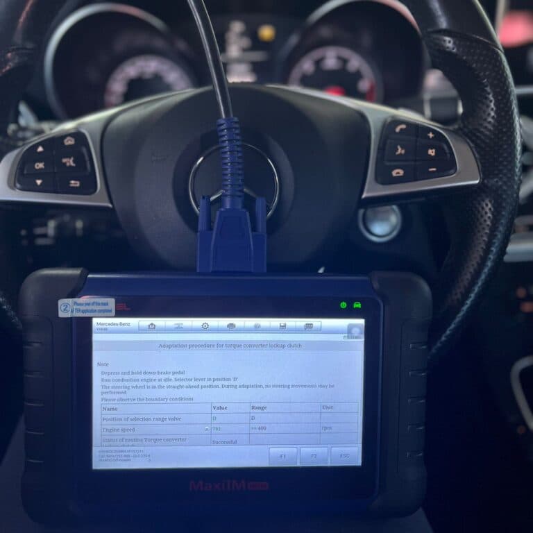 Tester Autel MaxiIM conectat într-un Mercedes, cu procedura de adaptare a ambreiajului convertizorului de cuplu finalizată cu succes